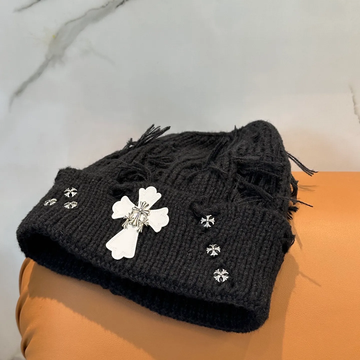 P70 🤍Chrome hearts new autumn and winter cross knitted hat🧶 One of the must-have hats in autumn and winter~ It really looks good on whoever wears it~, it is also a perfect match in black and white and gray in autumn~
